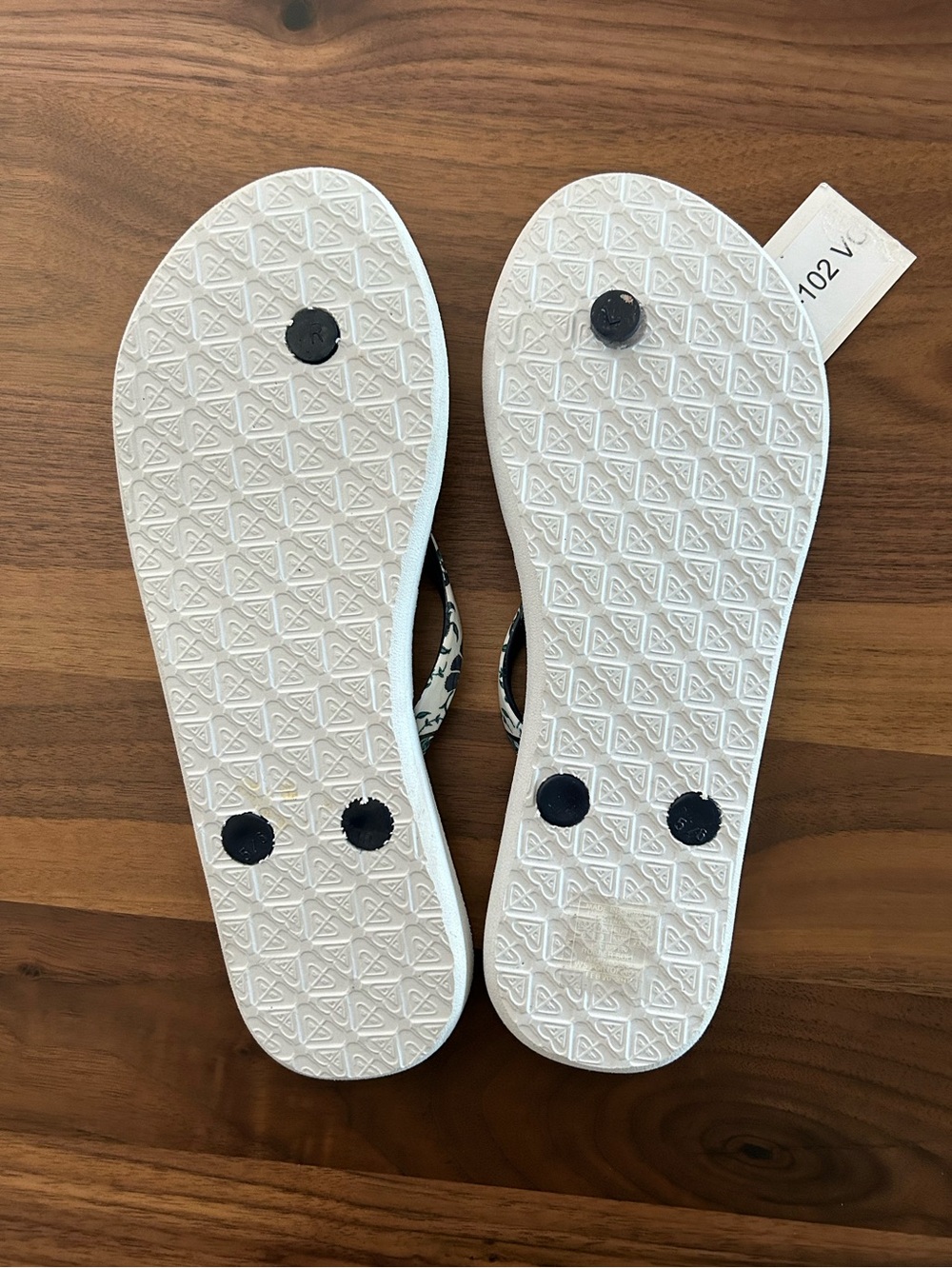 ROXY FLIP FLOPS SIZE 6 NWT - Picture 2 of 5